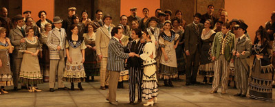 Do�a Francisquita - Jose Bros canta a la juventud en el final del primer acto (Teatro de la Zarzuela. Foto: Jesus Alcantara, 2010)