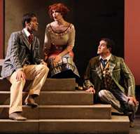 Do�a Francisquita - Maria Jose Moreno hipnotiza con la cancion del ruise�or a Ismael Jordi ante la mirada complice de Emilio Sanchez (Teatro de la Zarzuela. Foto: Jesus Alcantara, 2010)