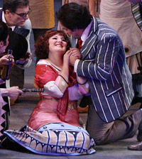 Do�a Francisquita - Mariola Cantarero finge un desmayo en los brazos de Jose Bros (Teatro de la Zarzuela. Foto: Jesus Alcantara, 2010)