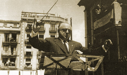Guerrero conducting his Triptico Toledano in Toledo, a few days before his death in 1951