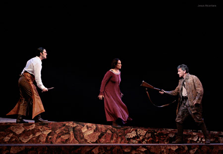 Andeka Gorrotxategui, Angeles Blancas y Angel Odena en una escena de El gato montes (Jesus Alcantara - Teatro de la Zarzuela, 2012)