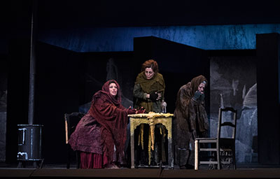Carmen Solís, Silvia Vázquez y Milagros Martín en el acto II de Juan José (Foto: © Fernando Marcos - Teatro de la Zarzuela, 2016)