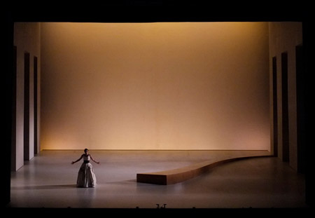 Silvia Vazquez como Maria cantando la romanza del primer acto de El juramento (Foto: Jesus Alcantara/Teatro de la Zarzuela, 2012)