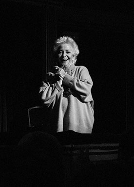 Teresa Berganza recbiendo emocionada un homenaje durante el ensayo general de La del manojo de rosas en el Teatro de la Zarzuela (Foto: © Antonio Sánchez-Barriga)